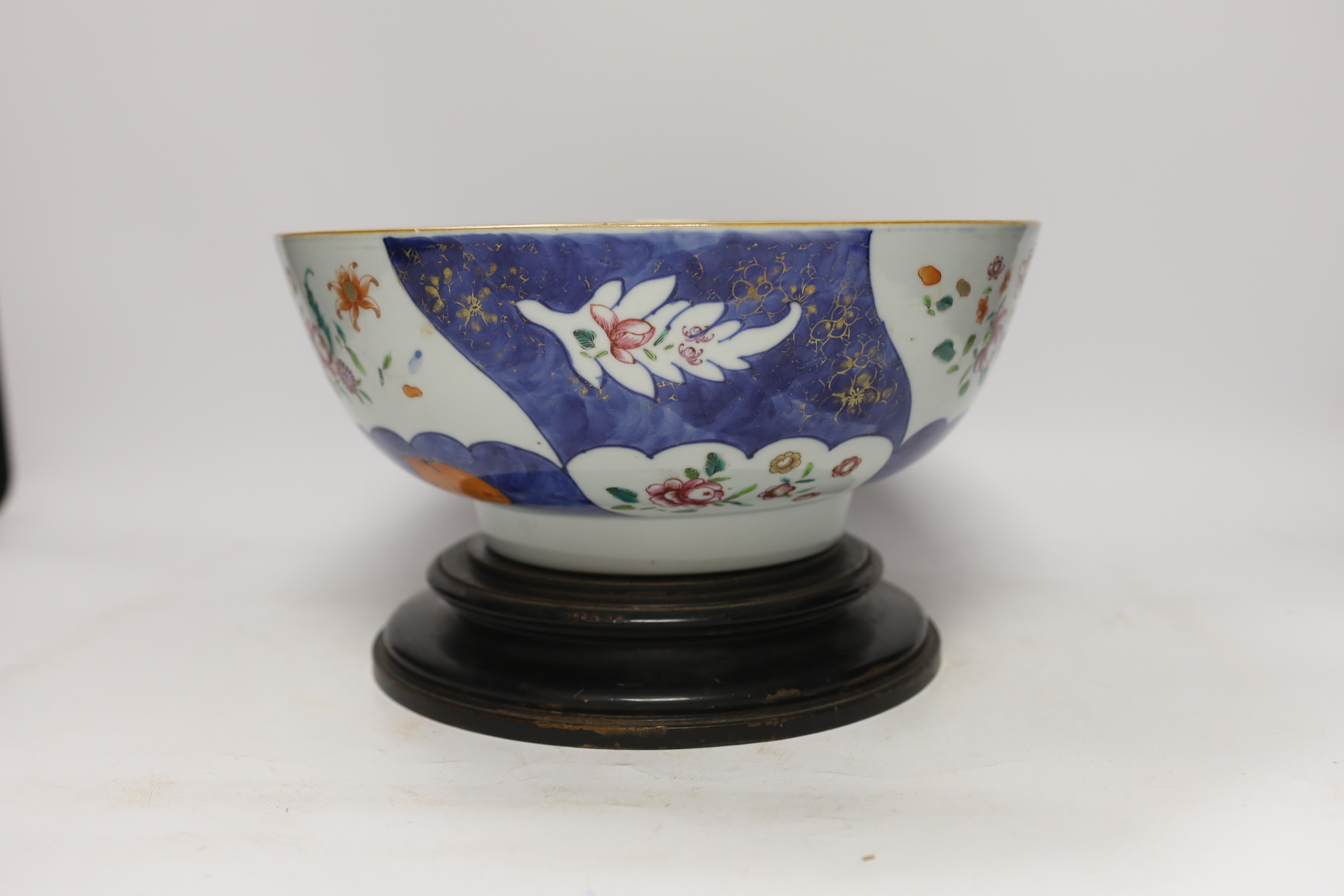 A large 18th century Chinese Export porcelain bowl, on associated stand, 28cm diameter